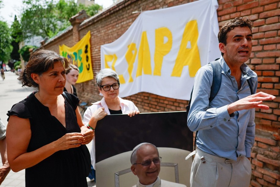 Protest przed murami opactwa /MARISCAL /PAP/EPA