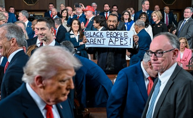 Protest przed orędziem Trumpa. Polityk wyprowadzony z sali