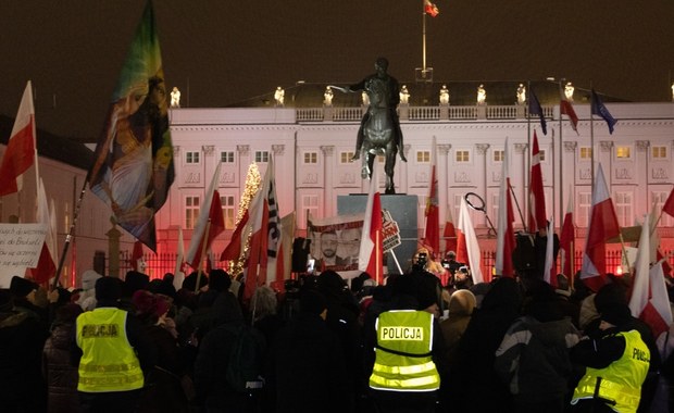 Protest przed Pałacem Prezydenckim. "Nigdy się nie poddamy"