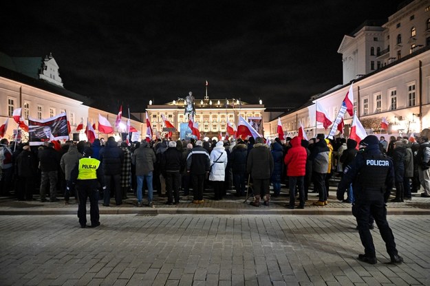 Protest przed Pałacem Prezydenckim po zatrzymaniu Mariusza Kamińskiego i Macieja Wąsika /Radek Pietruszka /PAP