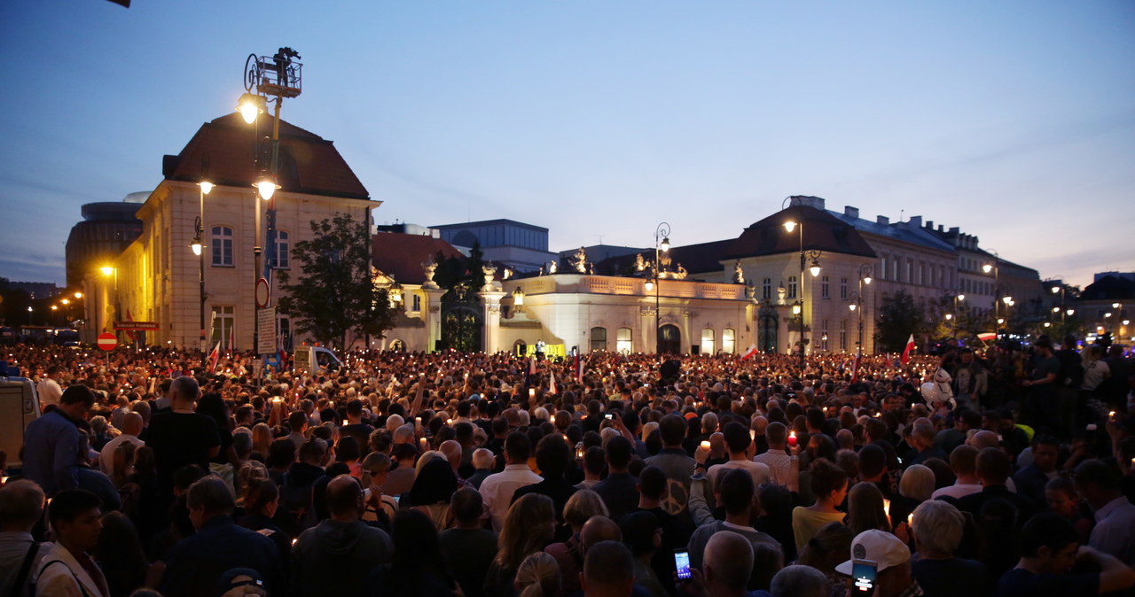 Protest przed Pałacem Prezydenckim przeciwko zmianom w sądownictwie