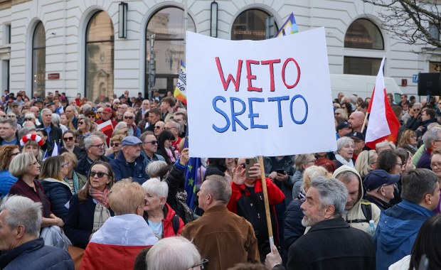 Protest przed Pałacem Prezydenckim ws. SAFE. "Śmierdzi to weto ruską skarpetą"