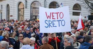 Protest przed Pałacem Prezydenckim ws. SAFE. "Śmierdzi to weto ruską skarpetą"