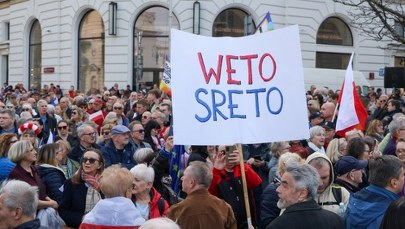 Protest przed Pałacem Prezydenckim ws. SAFE. "Śmierdzi to weto ruską skarpetą"