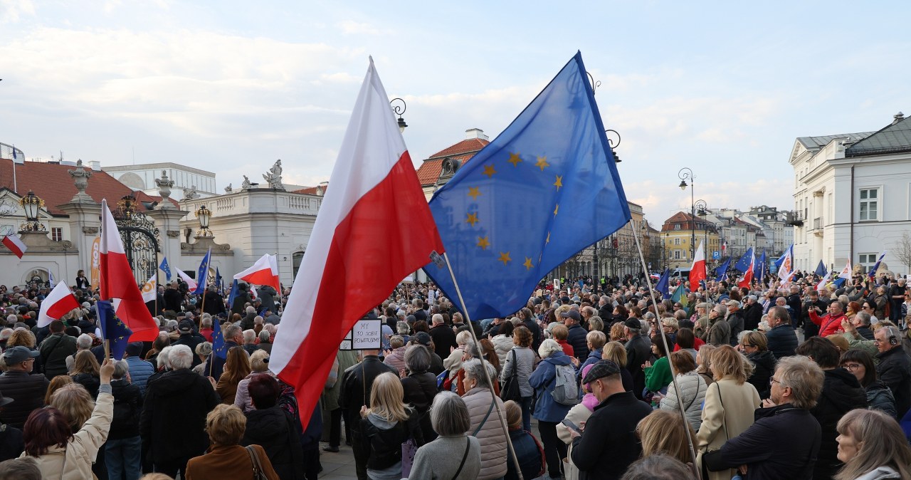 Protest przed Pałacem Prezydenckim ws. SAFE