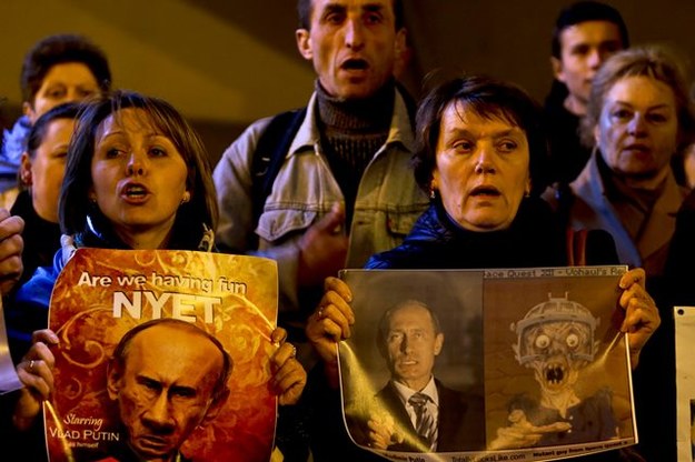 Protest przed rosyjską ambasadą na Ukrainie /JOAO RELVAS  /PAP/EPA