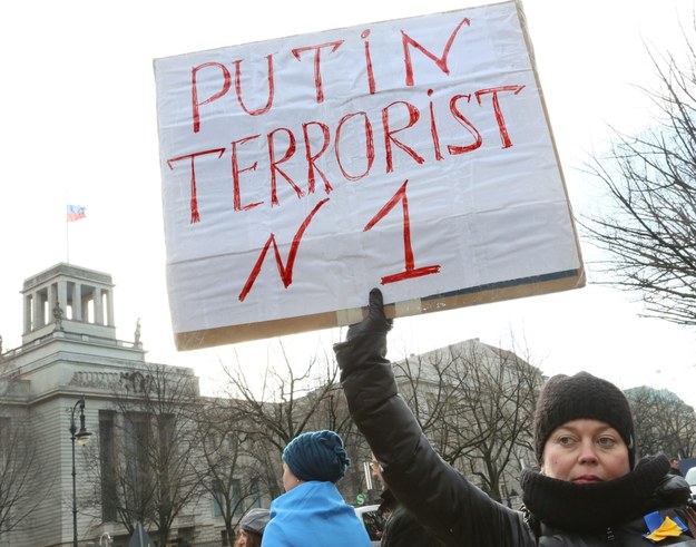 Protest przed rosyjską ambasadą w Berlinie /Stephanie Pilick   /PAP/EPA