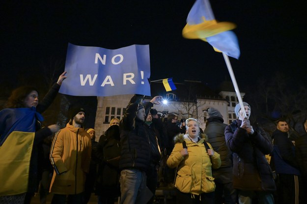 Protest przed rosyjską ambasadą w Budapeszcie - 24 lutego 2022 r. /Szilard Koszticsak /PAP/EPA