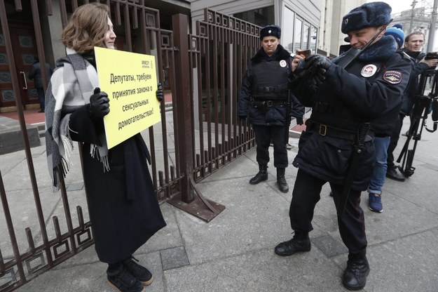 Protest przed rosyjską Dumą po aferze z molestowaniem seksualnym /SERGEI CHIRIKOV /PAP/EPA