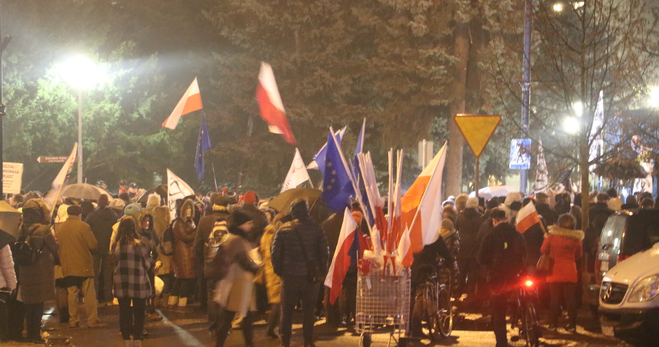 Protest przed Sejmem. Apel do prezydenta o zawetowanie ustaw sądowych PiS