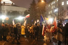 Protest przed Sejmem. Apel do prezydenta o zawetowanie ustaw sądowych PiS