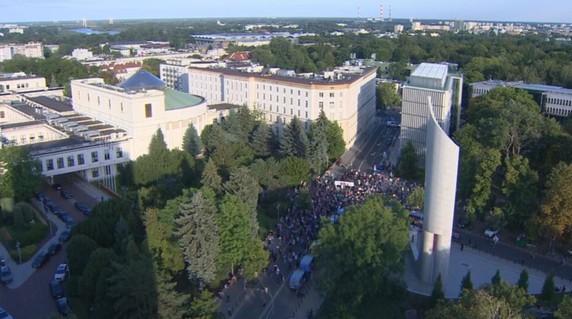 Protest przed Sejmem. Apel o dymisję wicepremiera i interwencja policji