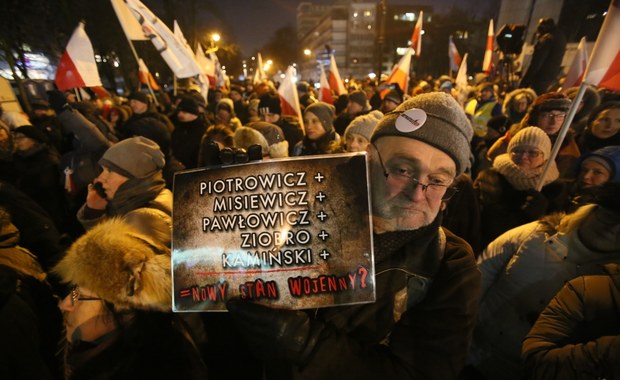Protest przed Sejmem: "Obrońmy demokrację"