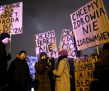 Protest przed Sejmem po odrzuceniu projektu komitetu "Ratujmy Kobiety 2017"