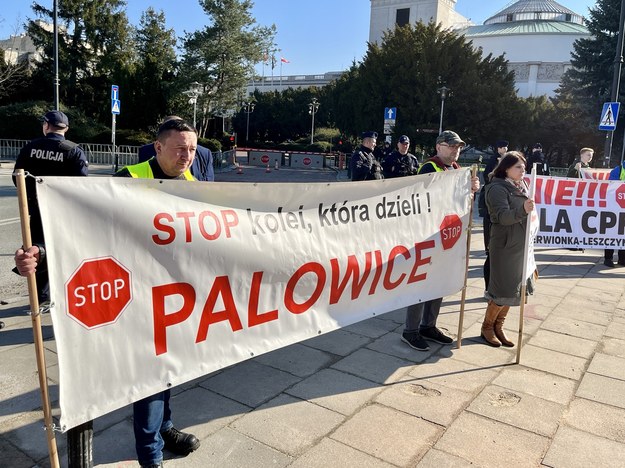 Protest przed Sejmem przeciwko budowie CPK /Jakub Rutka /RMF FM