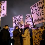 Protest przed Sejmem przeciwko odrzuceniu projektu "Ratujmy Kobiety 2017"