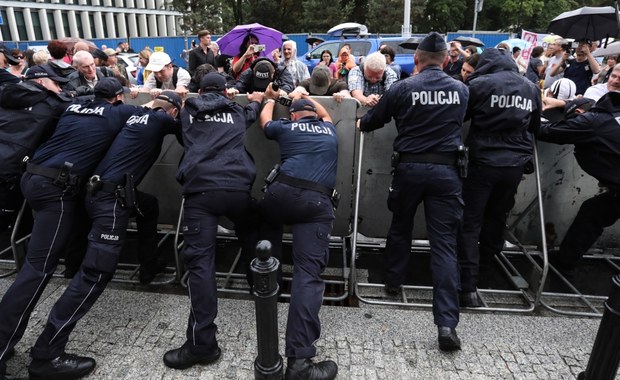 Protest przed Sejmem przeciwko zmianom w sądownictwie. Ranni zostali policjanci