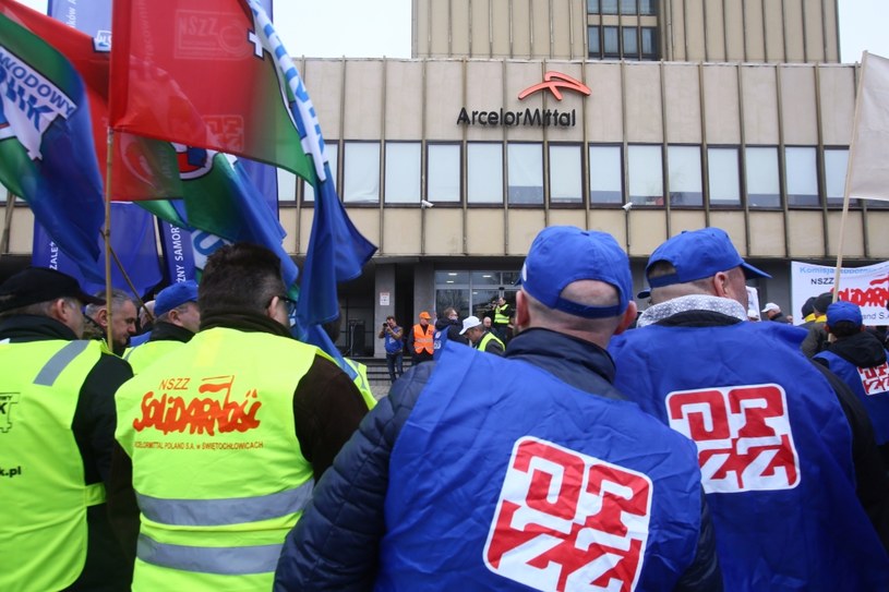 Protest przed siedzibą dyrekcji ArcelorMittal Poland w Dąbrowie Górniczej /PAP