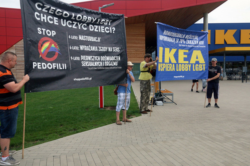 Protest przed siedzibą IKEII przeciwko zwolnieniu pracownika ws. wpisu dot. społeczności LGBT. Sierpień 2019 r. /FOT. LUKASZ KACZANOWSKI / POLSKA PRESS /East News