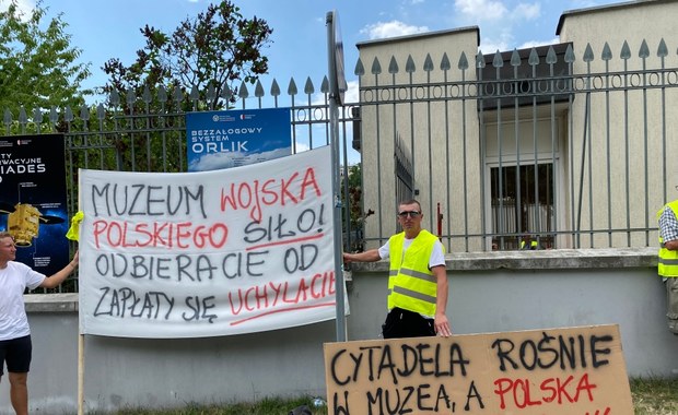 Protest przed siedzibą MON. Domagają się zaległych pieniędzy