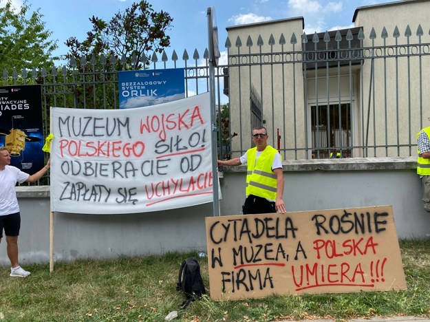 Protest przed siedzibą MON /Mariusz PIekarski /RMF FM