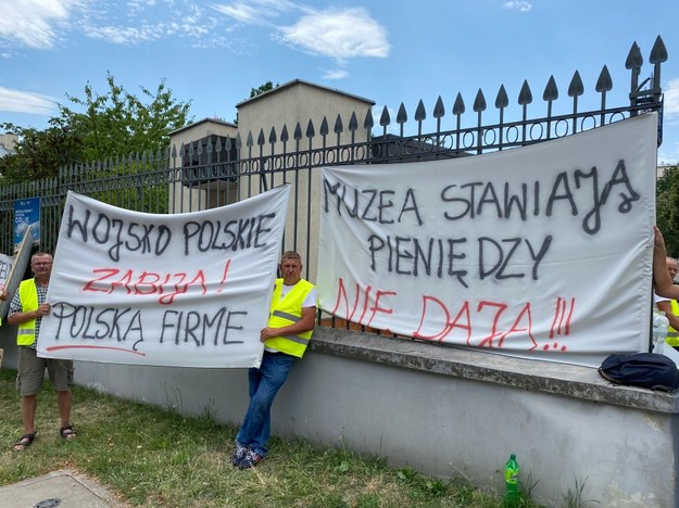 Protest przed siedzibą MON /Mariusz PIekarski