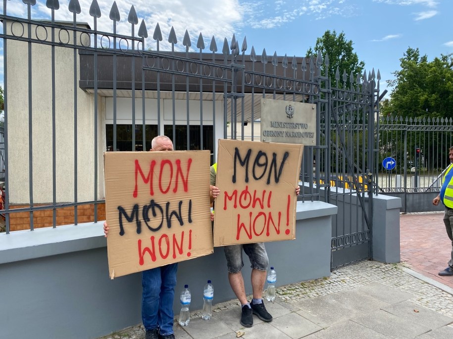 Protest przed siedzibą MON /Mariusz PIekarski /RMF FM