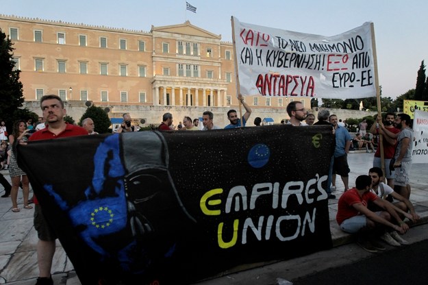 Protest przed siedzibą parlamentu w Atenach przeciwko drugiemu pakietowi ustaw oszczędnościowych /ORESTIS PANAGIOTOU /PAP/EPA