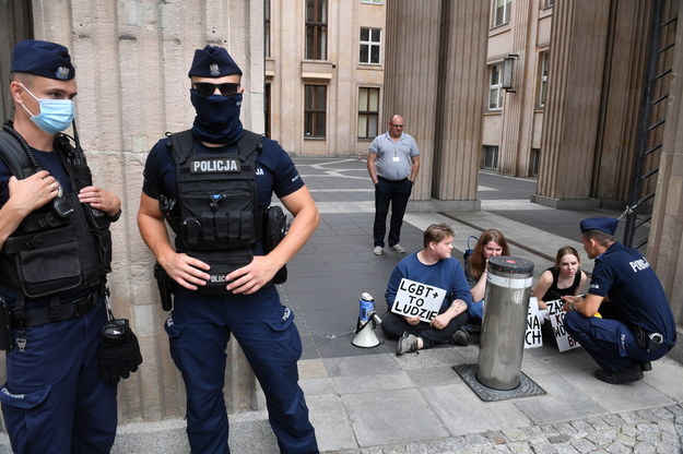 Protest przed siedzibą resortu edukacji /Radek Pietruszka /PAP