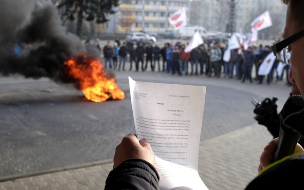 Protest przed siedzibą Spółki Restrukturyzacji Kopalń w Bytomiu /Andrzej Grygiel /PAP
