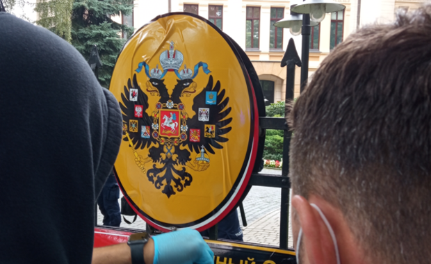 Protest przed siedzibą TK. Zaklejono godło Polski herbem Cesarstwa Rosyjskiego