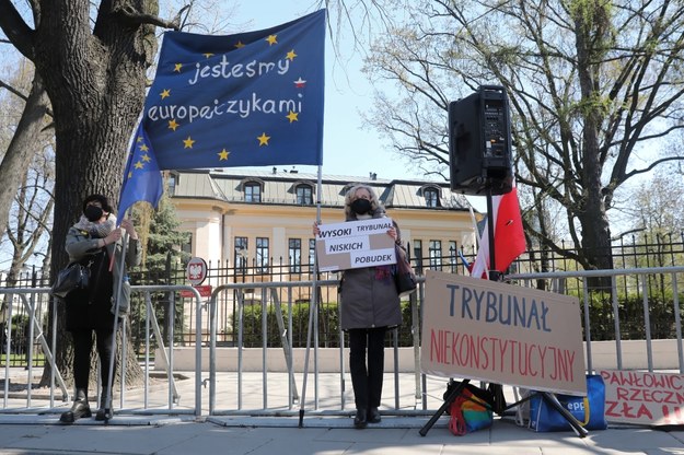 Protest przed siedzibą Trybunału Konstytucyjnego / 	Tomasz Gzell    /PAP