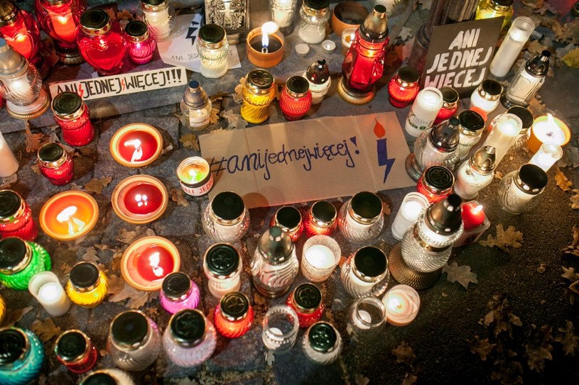 Protest przed siedzibą Trybunału Konstytucyjnego /Julia Zabrodzka /Agencja FORUM