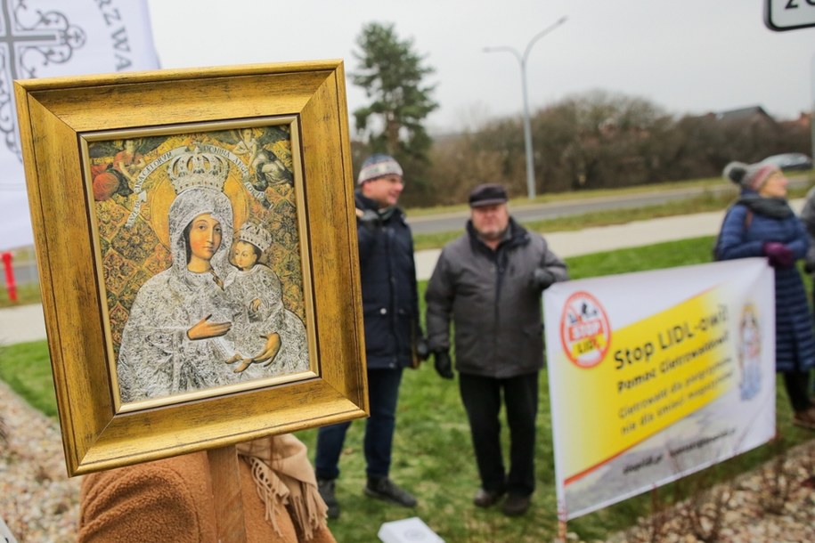 Protest przed sklepem Lid w Olsztynie przeciwko budowie centrum logistycznego w Gietrzwałdzie. / 	Tomasz Waszczuk    /PAP