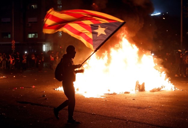 Protest przed stadionem, na którym rozegrano mecz /ANDREU DALMAU /PAP/EPA