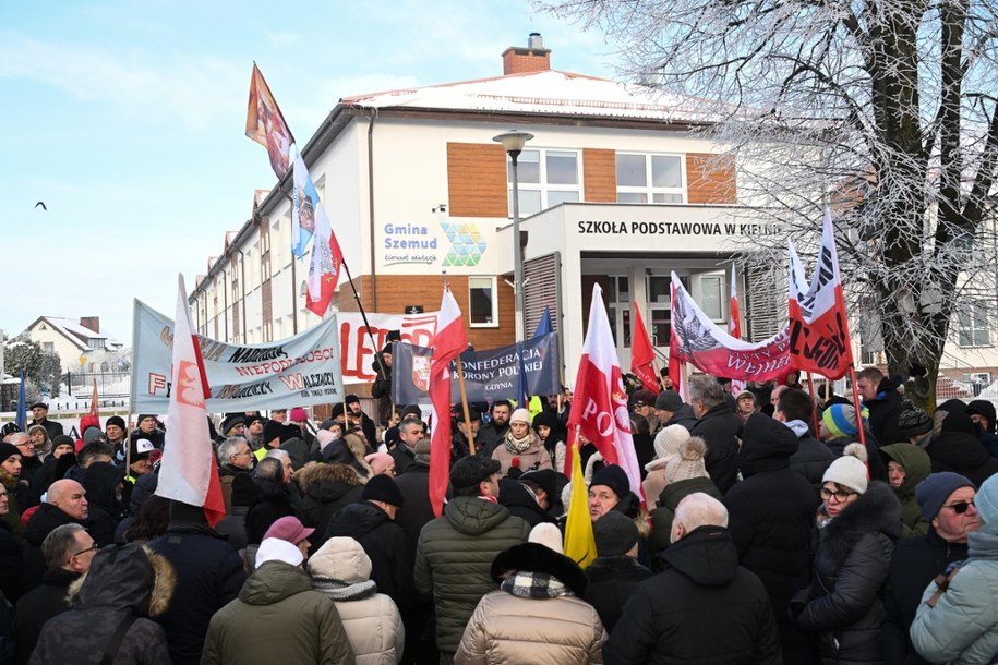Protest przed Szkołą Podstawową w Kielnie, 8 stycznia 2025 r. /	Andrzej Jackowski /PAP