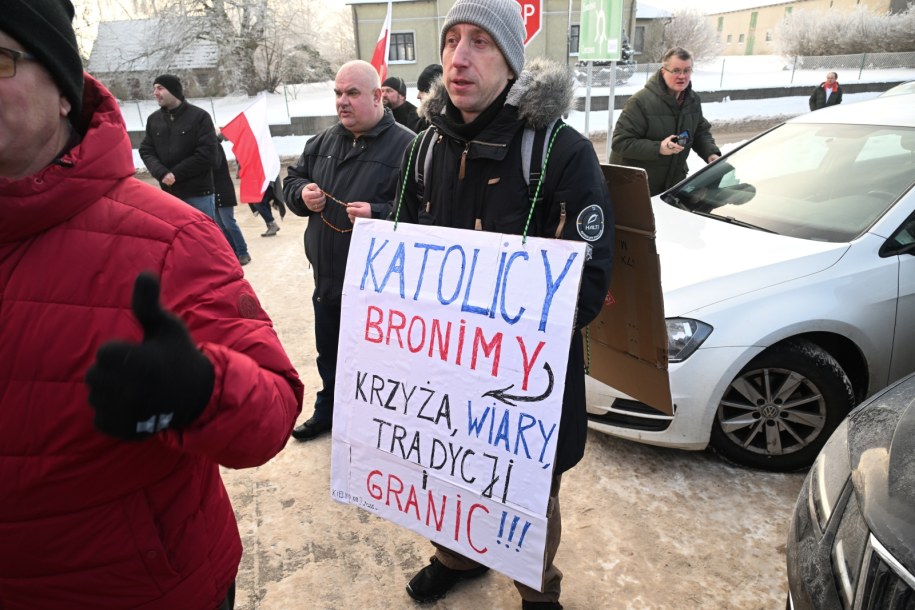 Protest przed szkołą w Kielnie /Andrzej Jackowski /PAP