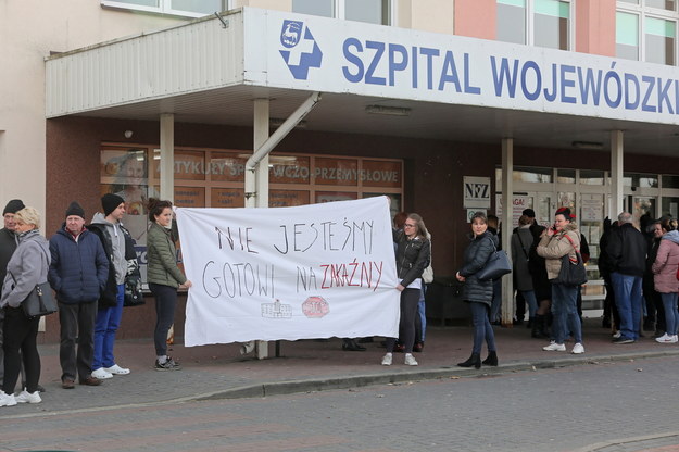 Protest przed szpitalem w Łomży /Artur Reszko /PAP