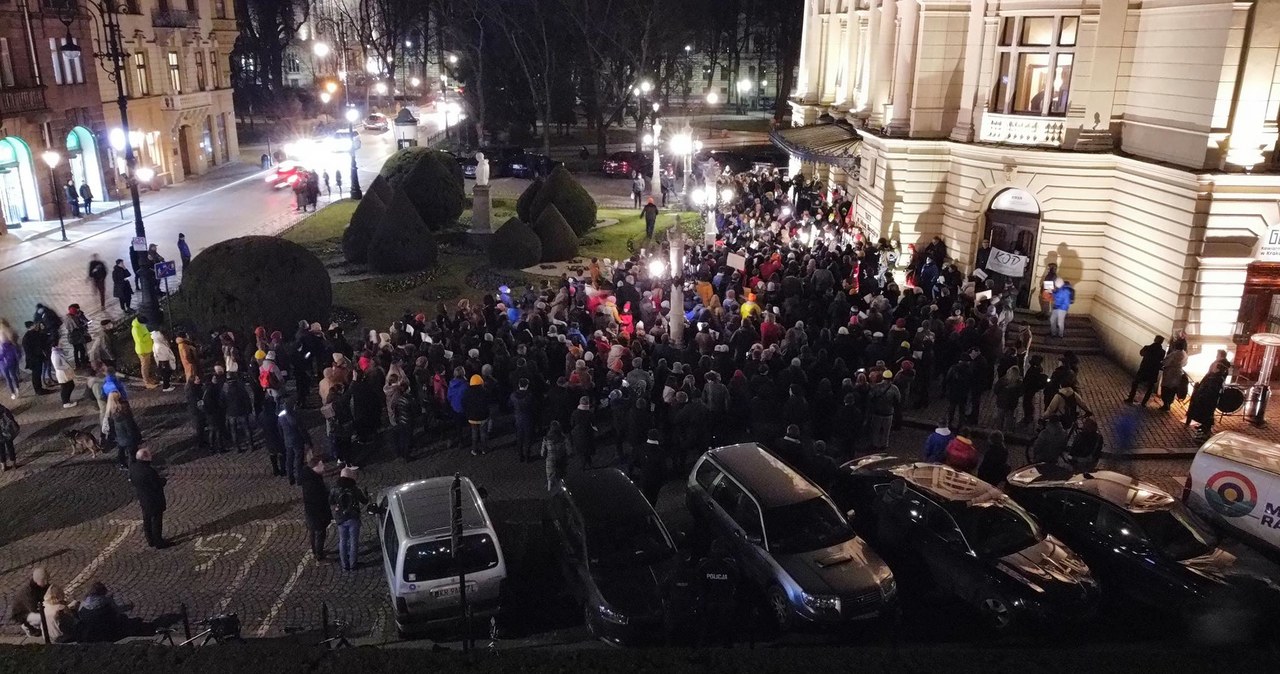 Protest przed Teatrem Słowackiego w Krakowie