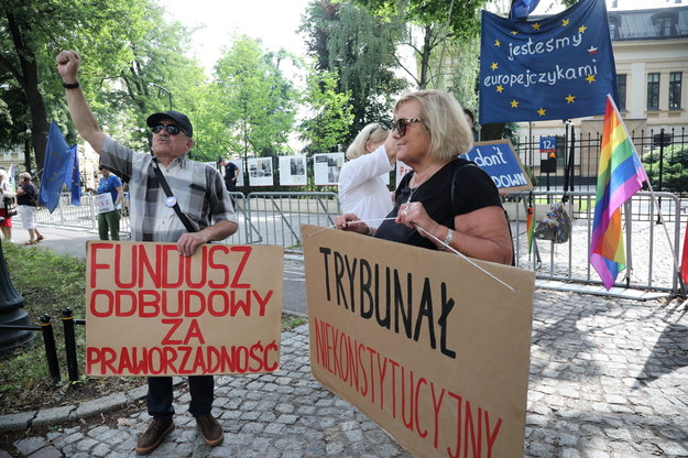 Protest przed Trybunałem Konstytucyjnym w Warszawie /Wojciech Olkuśnik /PAP