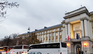 Protest przewoźników autokarowych przed kancelarią premiera