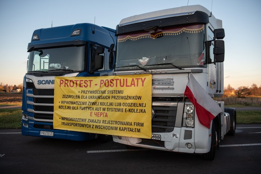 Protest przewoźników czekających w kolejce do polsko-ukraińskiego przejścia granicznego w Dorohusku /Wojtek Jargiło /PAP