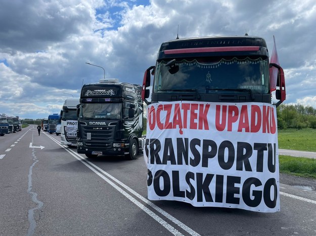 Protest przewoźników na drodze do przejścia w Dorohusku /Krzysztof Kot /RMF24