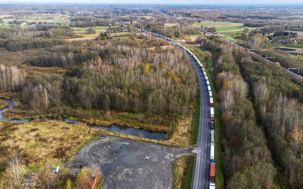 Protest przewoźników na drodze dojazdowej do przejścia granicznego z Ukrainą w Dorohusku /Wojtek Jargiło /PAP