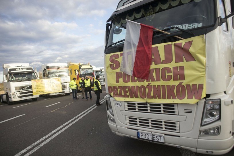 Protest przewoźników na granicy trwa już ponad dwa tygodnie /Maciej Luczniewski/REPORTER /East News