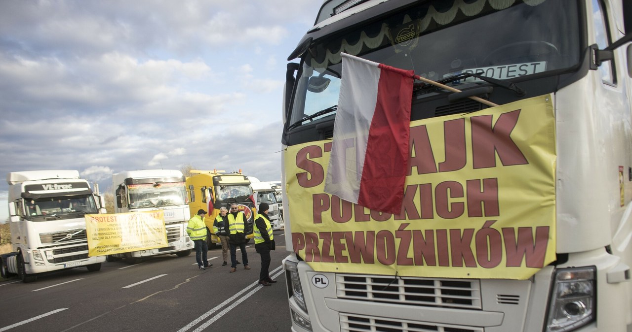 Protest przewoźników na granicy trwa już ponad dwa tygodnie /Maciej Luczniewski/REPORTER /East News