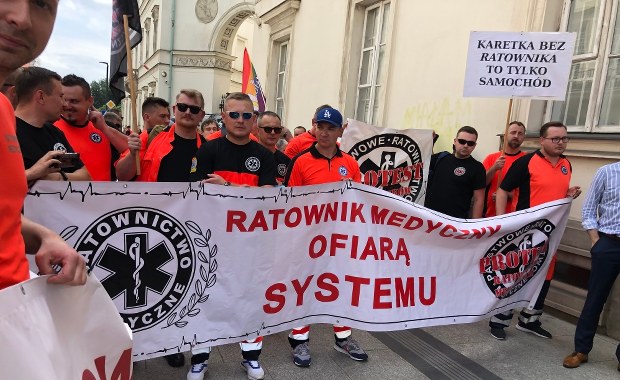 Protest ratowników medycznych. „Czerwona kartka dla rządu”