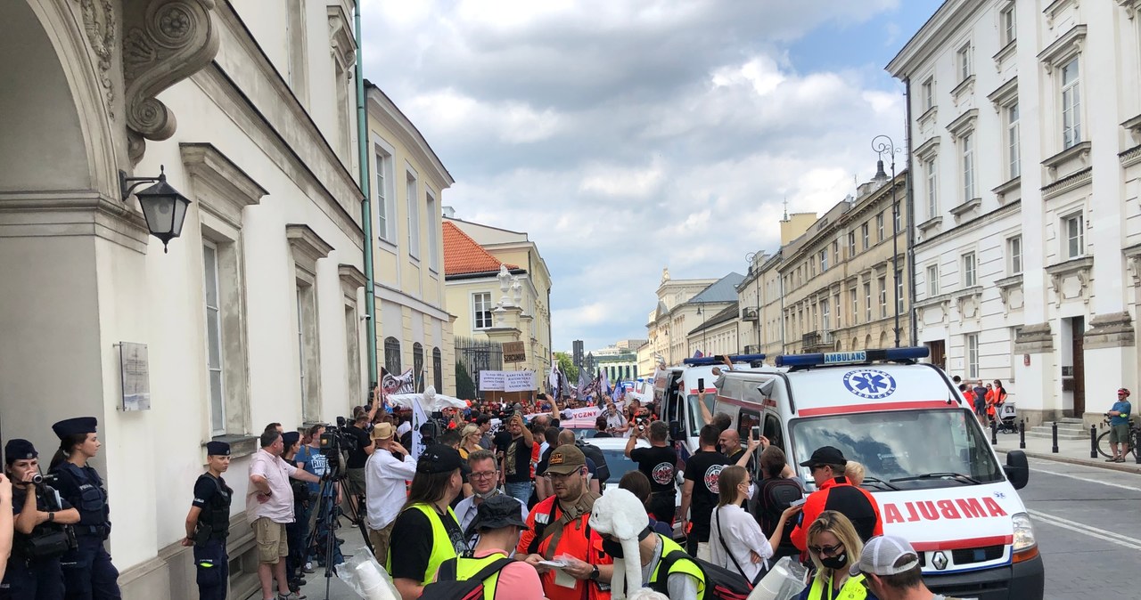Protest ratowników medycznych w Warszawie. "Czwarta fala już bez nas"