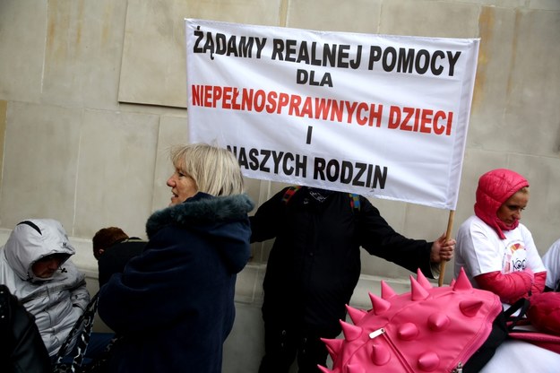 Protest rodziców dzieci niepełnosprawnych przed Sejmem w 2014 roku /Tomasz Gzell /PAP