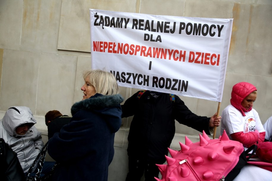 Protest rodziców dzieci niepełnosprawnych przed Sejmem w 2014 roku /Tomasz Gzell    /PAP